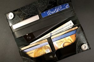 Кожаный лакированный кошелек - Описание
