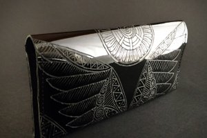 Кожаный лакированный кошелек - Описание