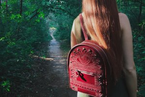 Шкіряний бордовий рюкзак - Опис