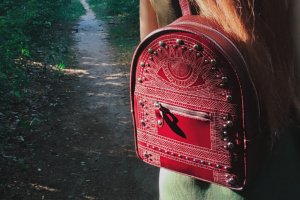 Шкіряний бордовий рюкзак - Опис