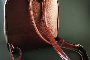 Шкіряний бордовий рюкзак - Опис