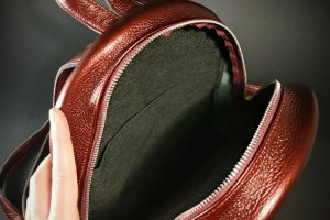 Шкіряний бордовий рюкзак - Опис