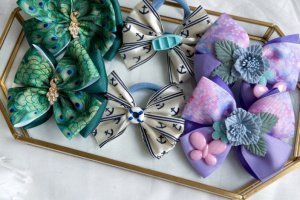 Набір бантики- резинки в садік ,бантики в школу квіти,павлін - Опис