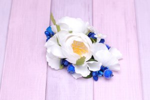 Шпилька з квітами біло-синя - Опис