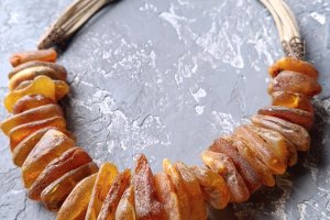 Стильное ожерелье из большого натурального янтаря - Описание