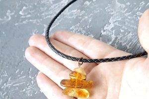 Колье-чоккер с натуральным янтарем в позолоте