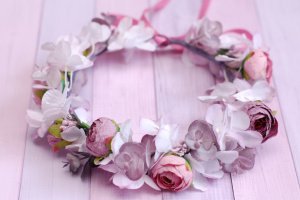 Об'ємний вінок віночок з квітами пудровий-бузковий