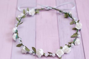 Ніжний білий вінок віночок з трояндами і намистинами - Опис