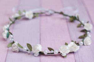 Ніжний білий вінок віночок з трояндами і намистинами - Опис