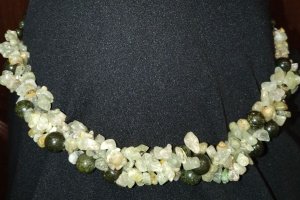 Кольє з преніту і змієвика " Зелені мотиви" - Опис