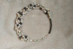 Кольє з преніту і змієвика " Зелені мотиви" - Опис