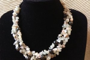 Кольє з преніту і змієвика " Зелені мотиви" - Опис