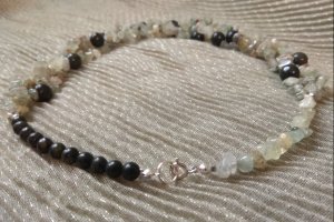 Кольє з преніту і змієвика " Зелені мотиви" - Опис