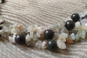 Кольє з преніту і змієвика " Зелені мотиви" - Опис