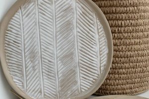 Тарілка керамічна з ялинковим візерунком, ручна робота - Опис