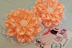 Кольорові бантики з мереживом - Опис