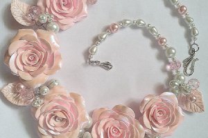 Кольє з  рожевими трояндами і перлами - Опис