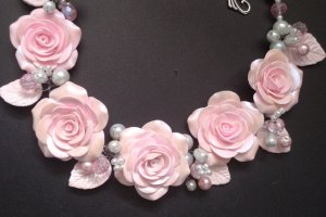 Кольє з  рожевими трояндами і перлами - Опис