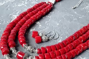 Сережки з натуральними коралами та срібними застібками № 395 - Опис