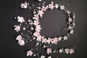 Кольє з рожевими крокусами - Опис