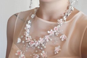 Кольє з рожевими крокусами - Опис