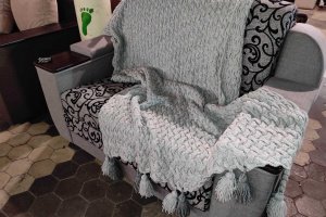 Стильный серый плед с помпонами