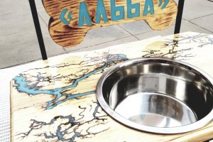 Именная подставка "Молния" с мисками ручной работы - Описание