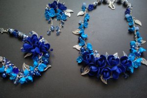 Колье та сережки синього кольору - Опис