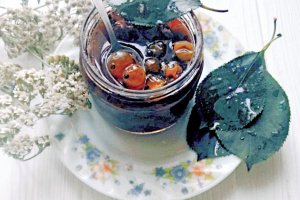 варенье из крыжовника и вишневыми листьями