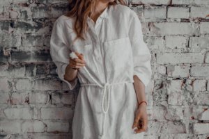 Платье-рубашка из льна с канатным поясом меди - Описание
