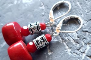 Серьги с натуральными кораллами и серебряными застежками № 396 - Описание