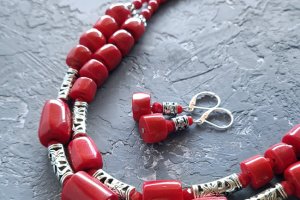 Серьги с натуральными кораллами и серебряными застежками № 396 - Описание
