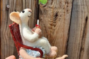 Валяная іграшка Мишка в Кріслі гойдалці.  - Опис