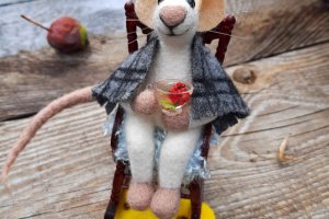 Валяная іграшка Мишка в Кріслі гойдалці.  - Опис