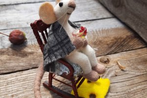 Валяная іграшка Мишка в Кріслі гойдалці.  - Опис