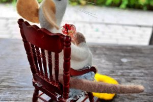 Валяная іграшка Мишка в Кріслі гойдалці.  - Опис