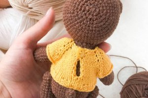 Вязаная игрушка мишка в кофте - Описание
