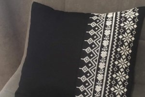 Декоративні подушки ,вишиті хрестиком ручної роботи,2 шт - Опис