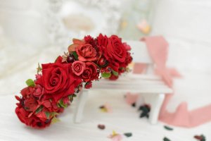 Вінок червоний з оксамитовими трояндами