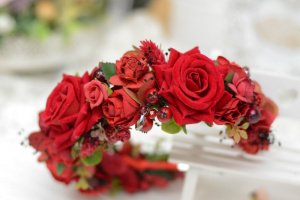 Вінок червоний з оксамитовими трояндами - Опис