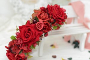 Вінок червоний з оксамитовими трояндами - Опис