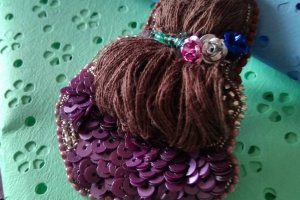 Брош Квіти в волоссі - Опис