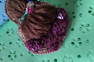 Брош Квіти в волоссі - Опис