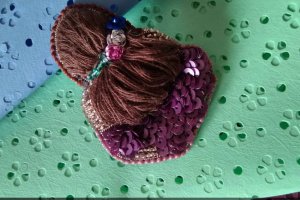 Брош Квіти в волоссі - Опис