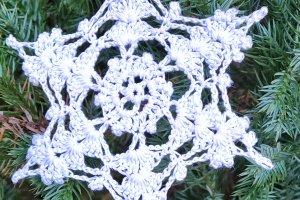 Новогоднее украшение - снежинка вязаная