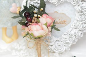 Бутоньєрка з трояндами і зеленню