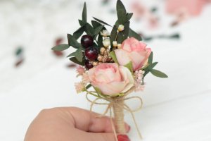 Бутоньерка  с розами и зеленью - Описание