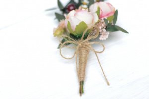 Бутоньерка  с розами и зеленью - Описание