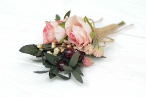 Бутоньерка  с розами и зеленью - Описание