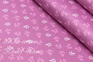 Тканина бавовна листочки на темно-рожевому тлі